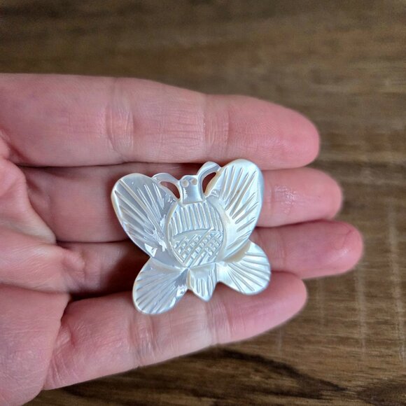Carved mother of pearl butterfly brooch. - Picture 3 of 8